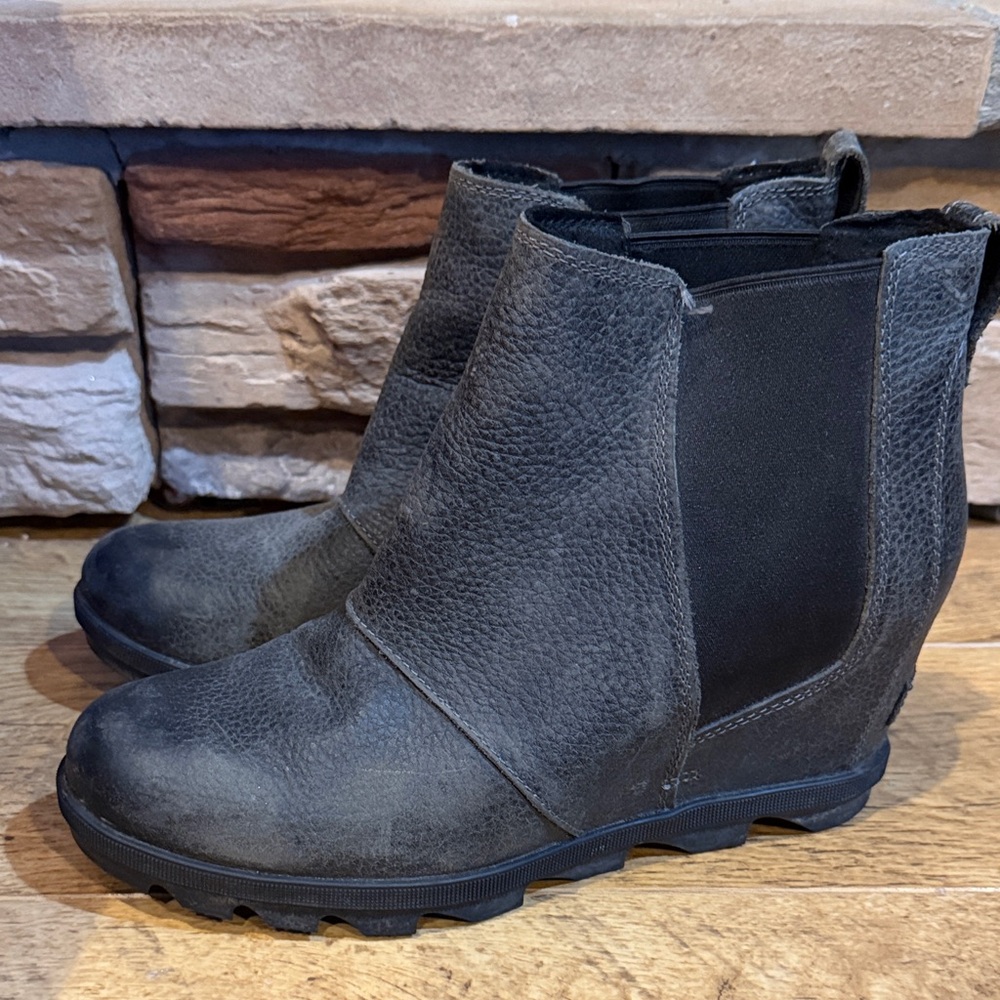 Sorel Joan of Arctic Wedge Chelsea boots size 10.5